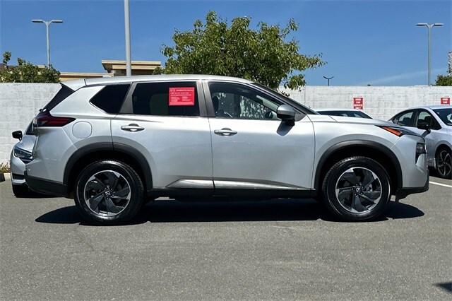 2024 Nissan Rogue SV photo 3