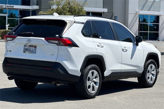 2020 Toyota RAV4 LE photo 4