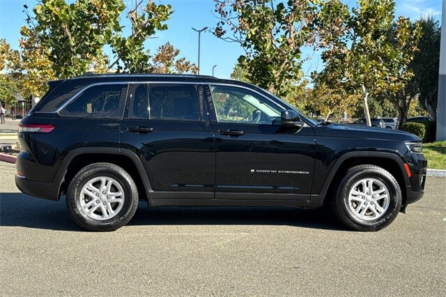 2023 Jeep Grand Cherokee Laredo photo 3