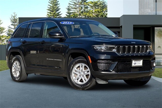 2023 Jeep Grand Cherokee Laredo photo 2