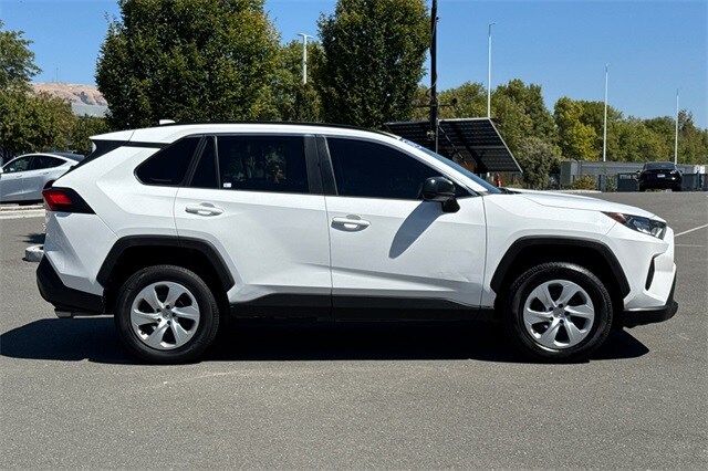 2020 Toyota RAV4 LE photo 3