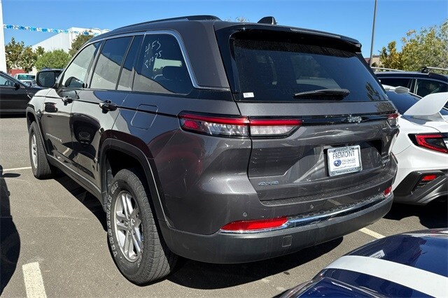 2023 Jeep Grand Cherokee Laredo photo 2