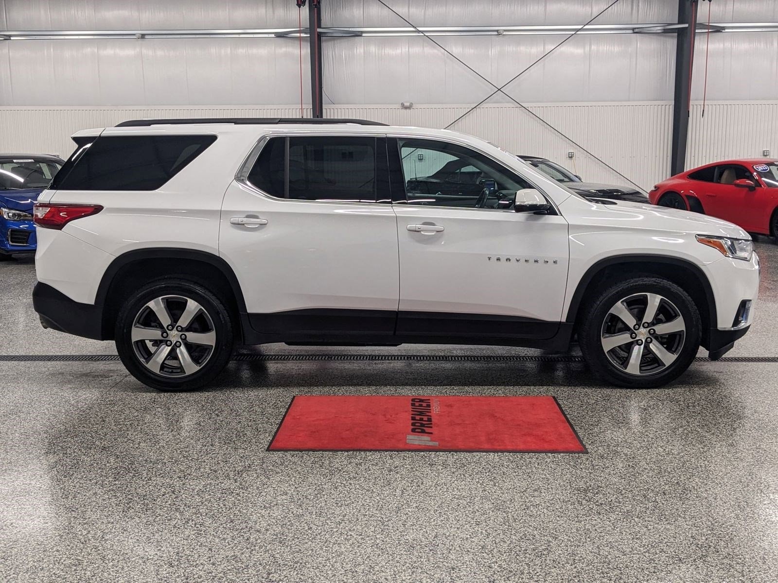 Used 2019 Chevrolet Traverse 3LT with VIN 1GNEVHKW1KJ118442 for sale in Branford, CT