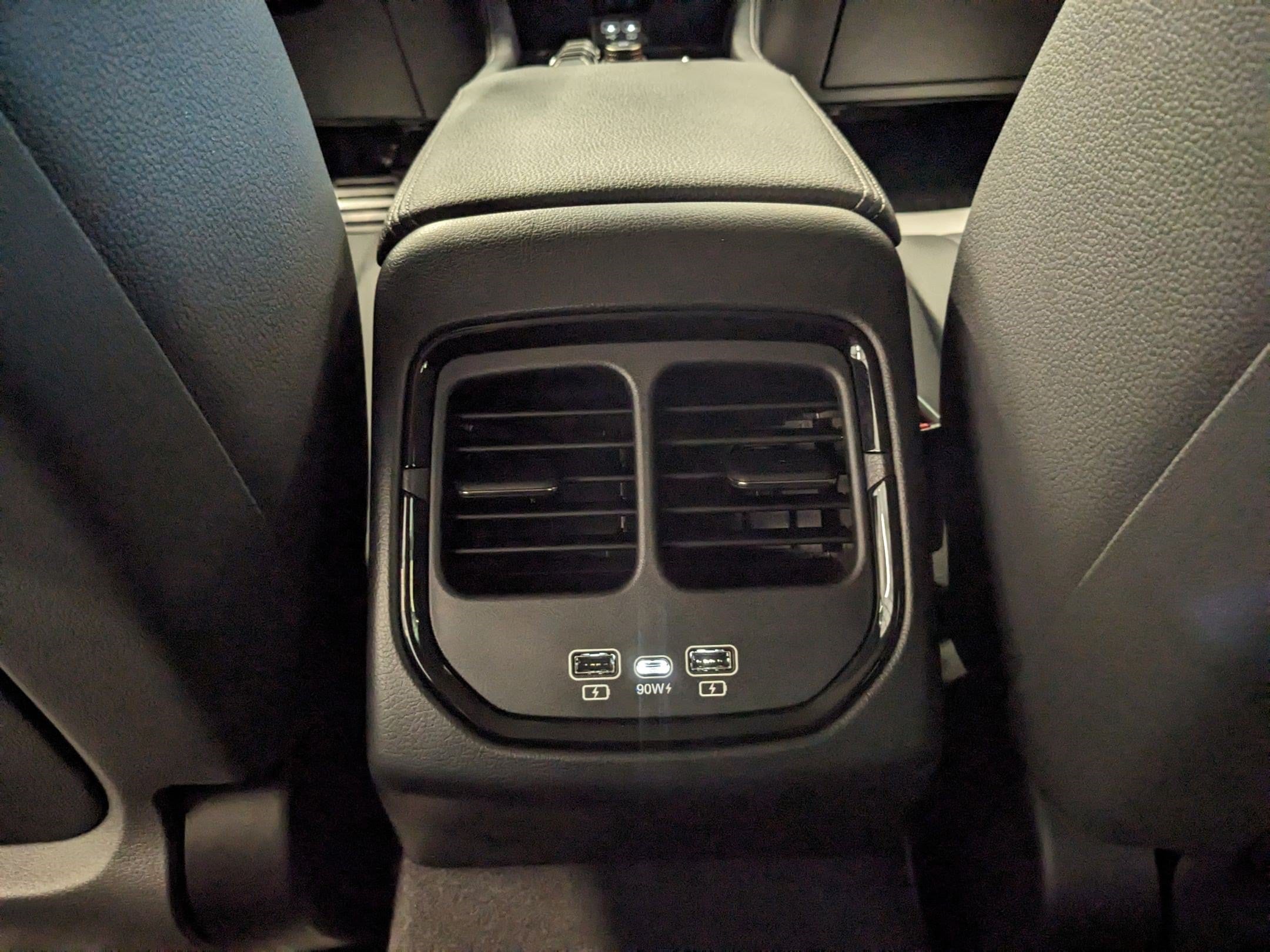 2023 VinFast VF 8 ECO - Photo 11
