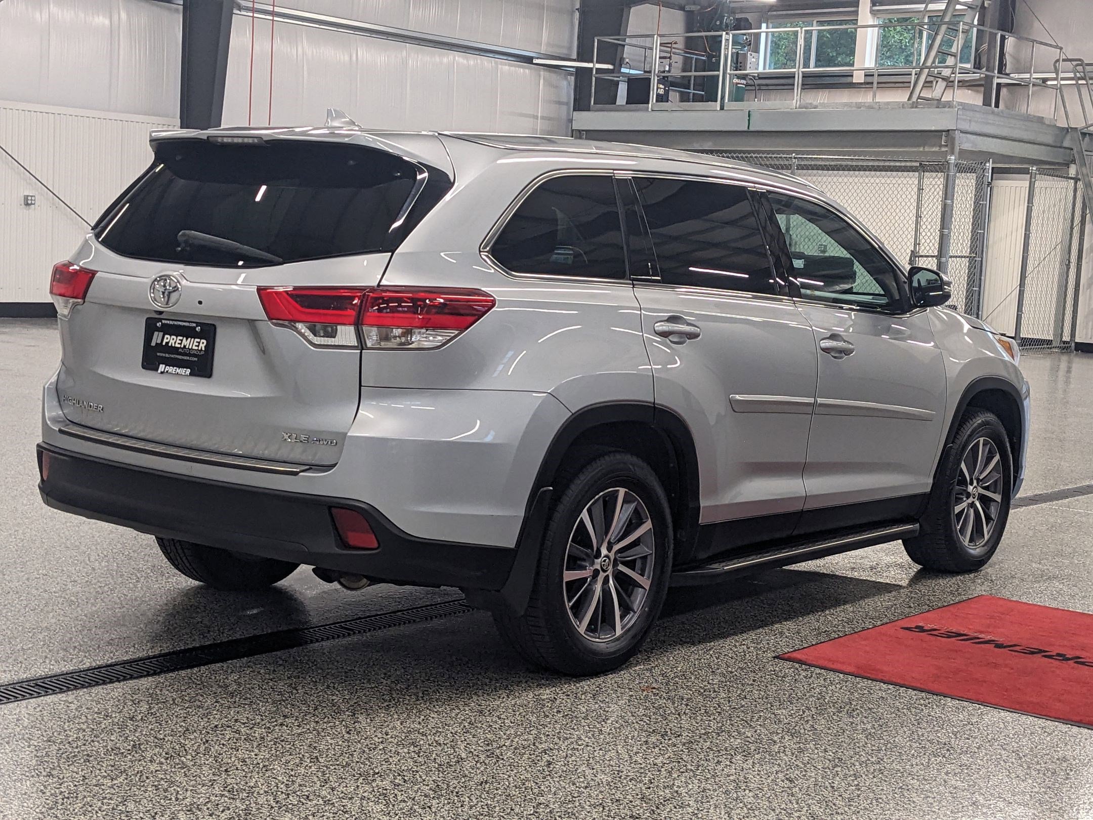 2019 Toyota Highlander SE Sport photo 2