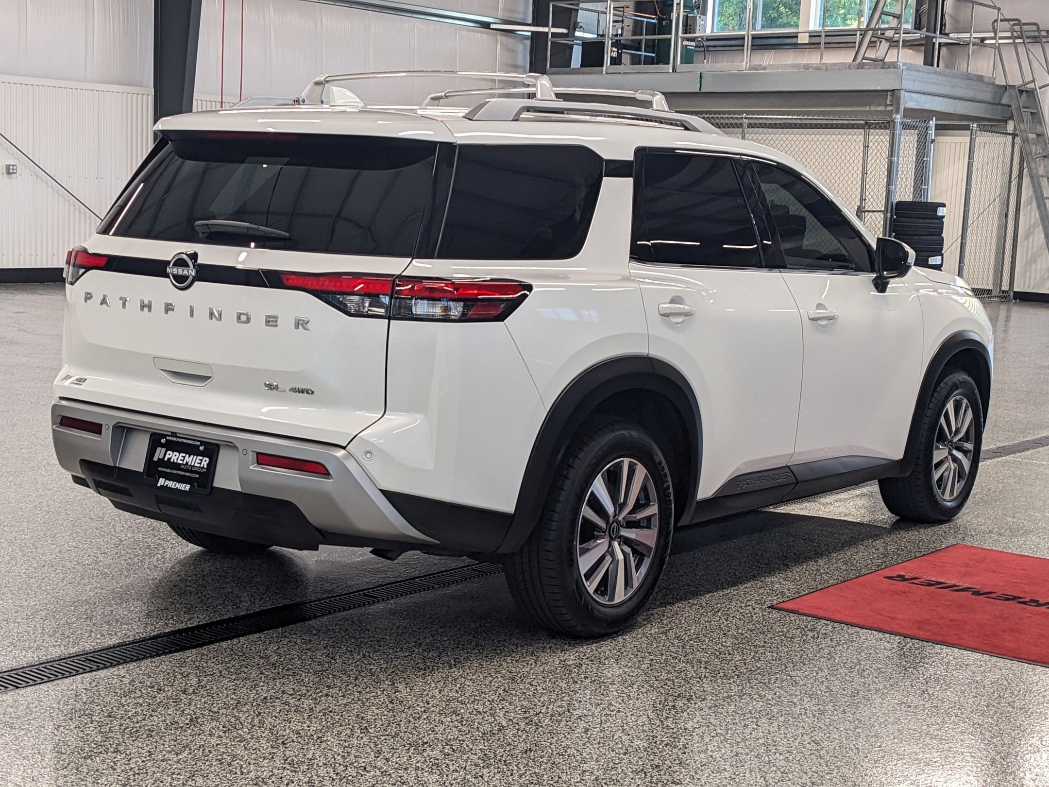 2023 Nissan Pathfinder SL photo 2