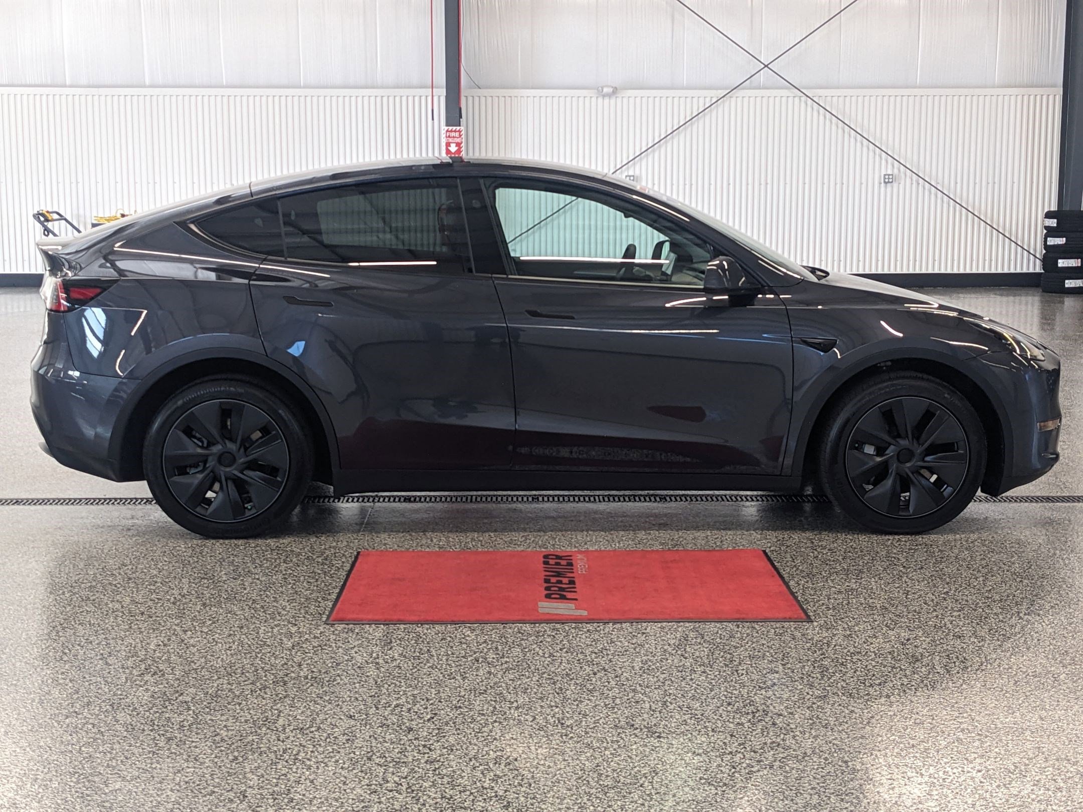 2025 Tesla Model Y Long Range photo 2