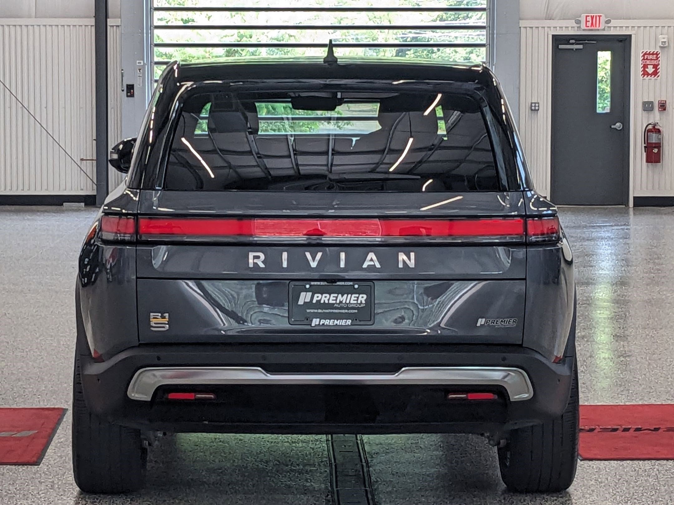 2022 Rivian R1S Launch Edition photo 4