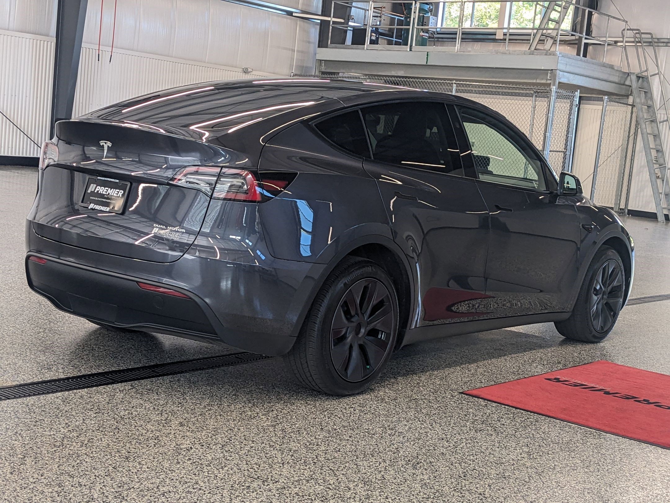 2025 Tesla Model Y Long Range photo 3