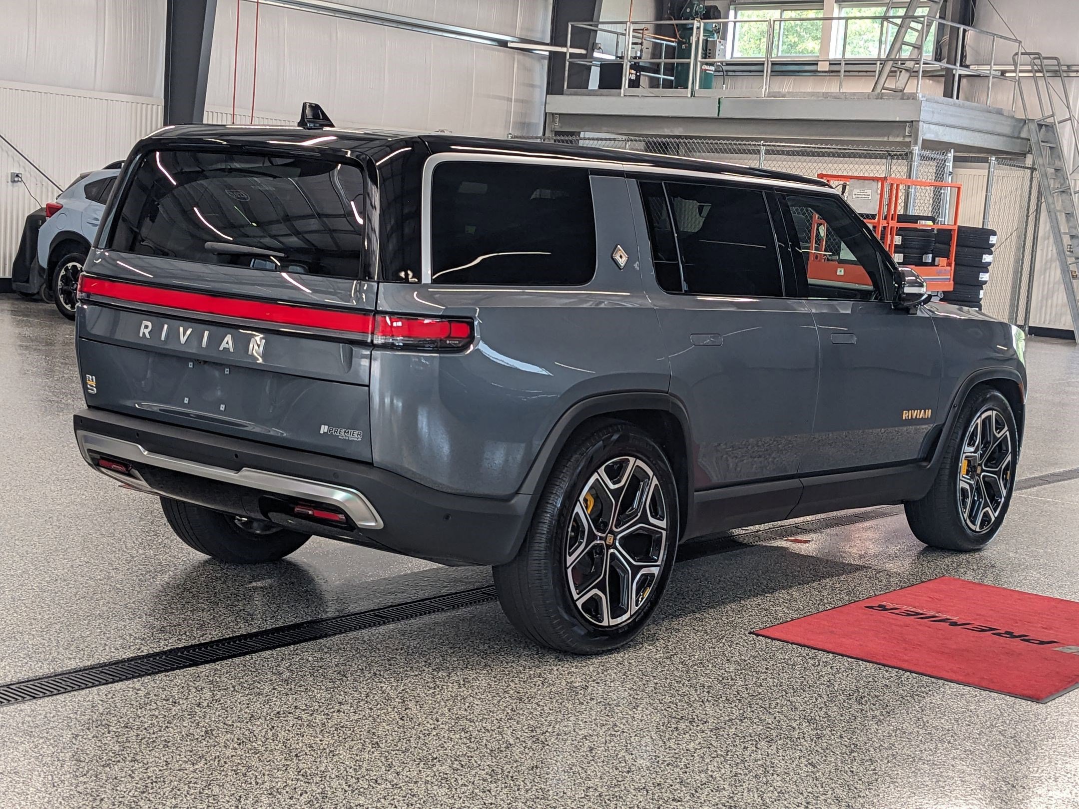 2022 Rivian R1S Launch Edition photo 3
