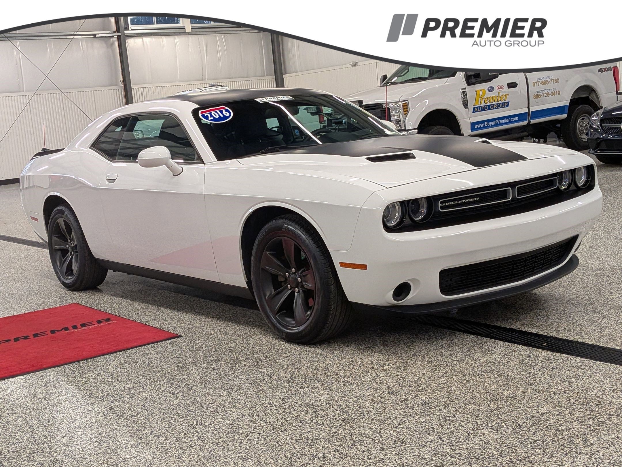 2016 Dodge Challenger SXT's photo