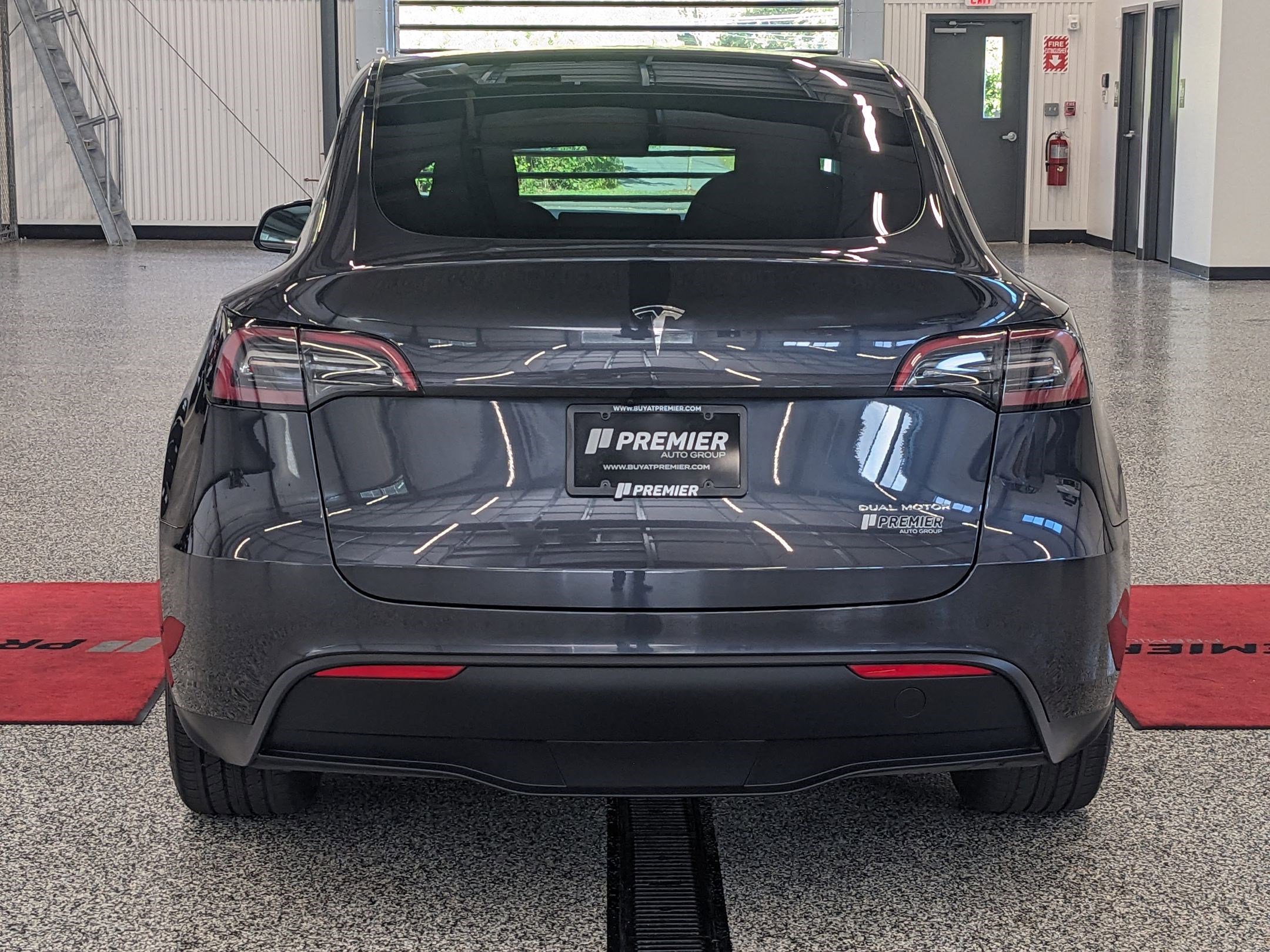 2025 Tesla Model Y Long Range photo 4
