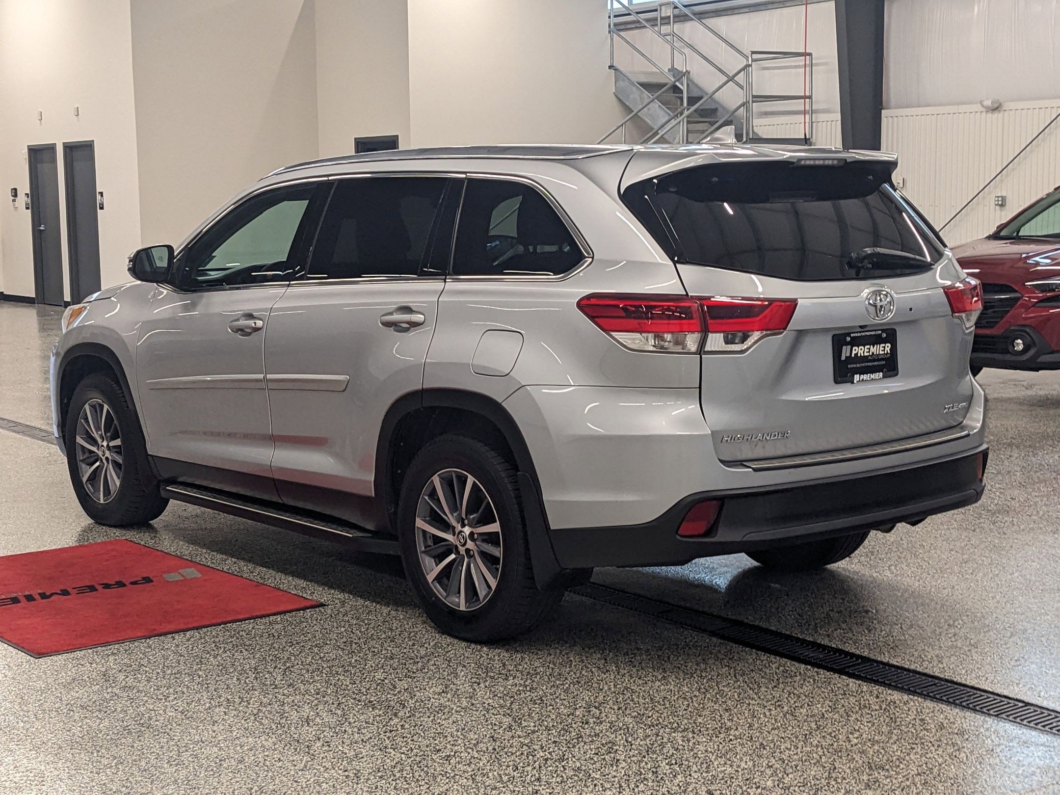 2019 Toyota Highlander SE Sport photo 3