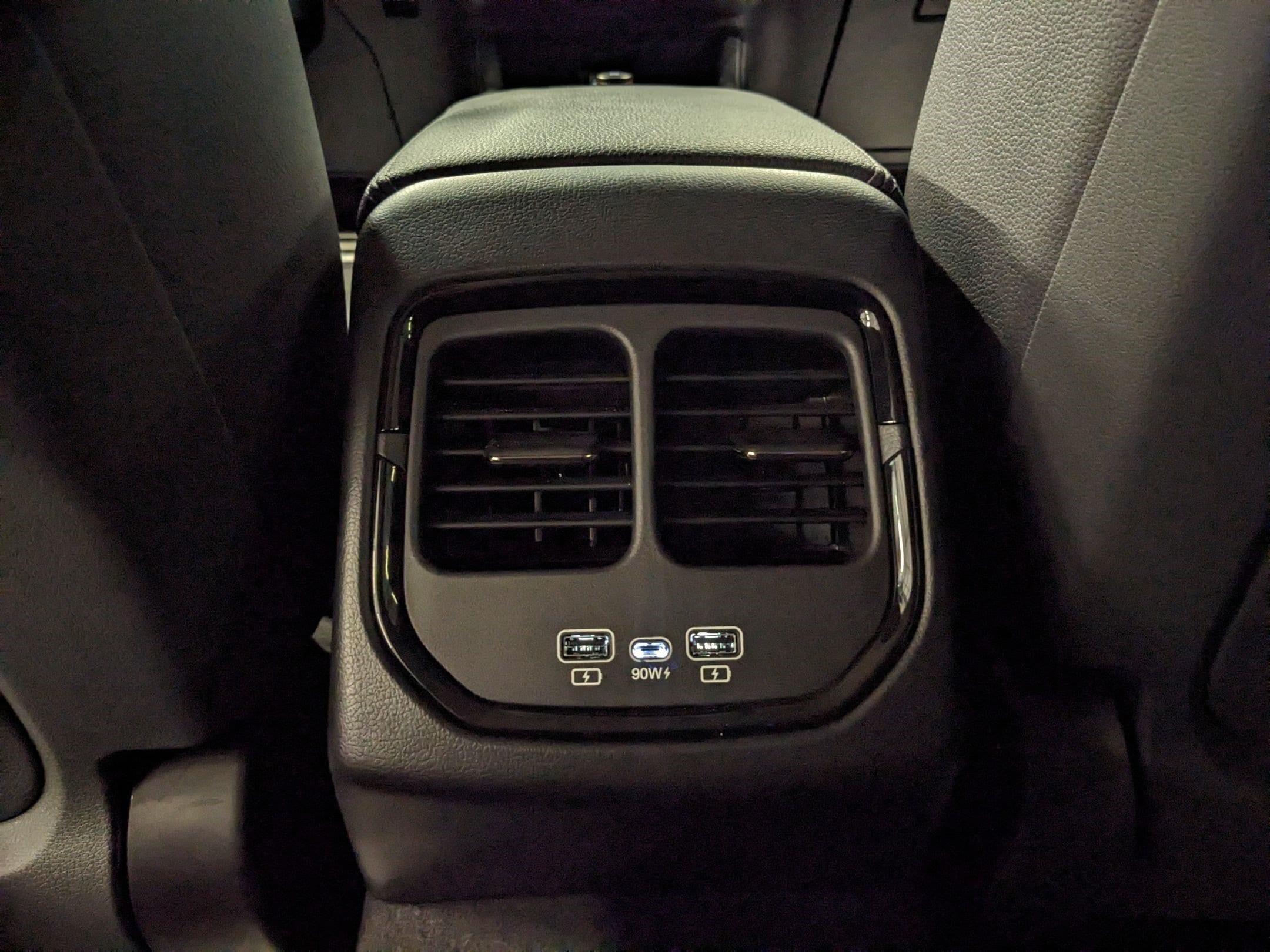 2023 VinFast VF 8 ECO - Photo 11