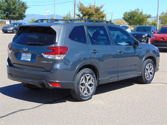 2022 Subaru Forester Premium photo 3