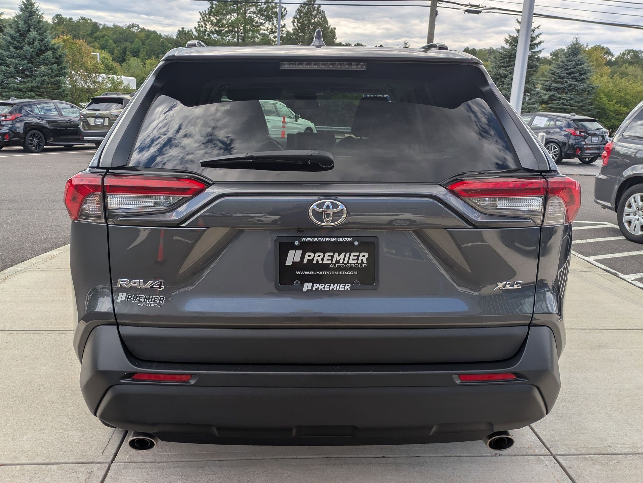 2021 Toyota RAV4 XLE Premium photo 4