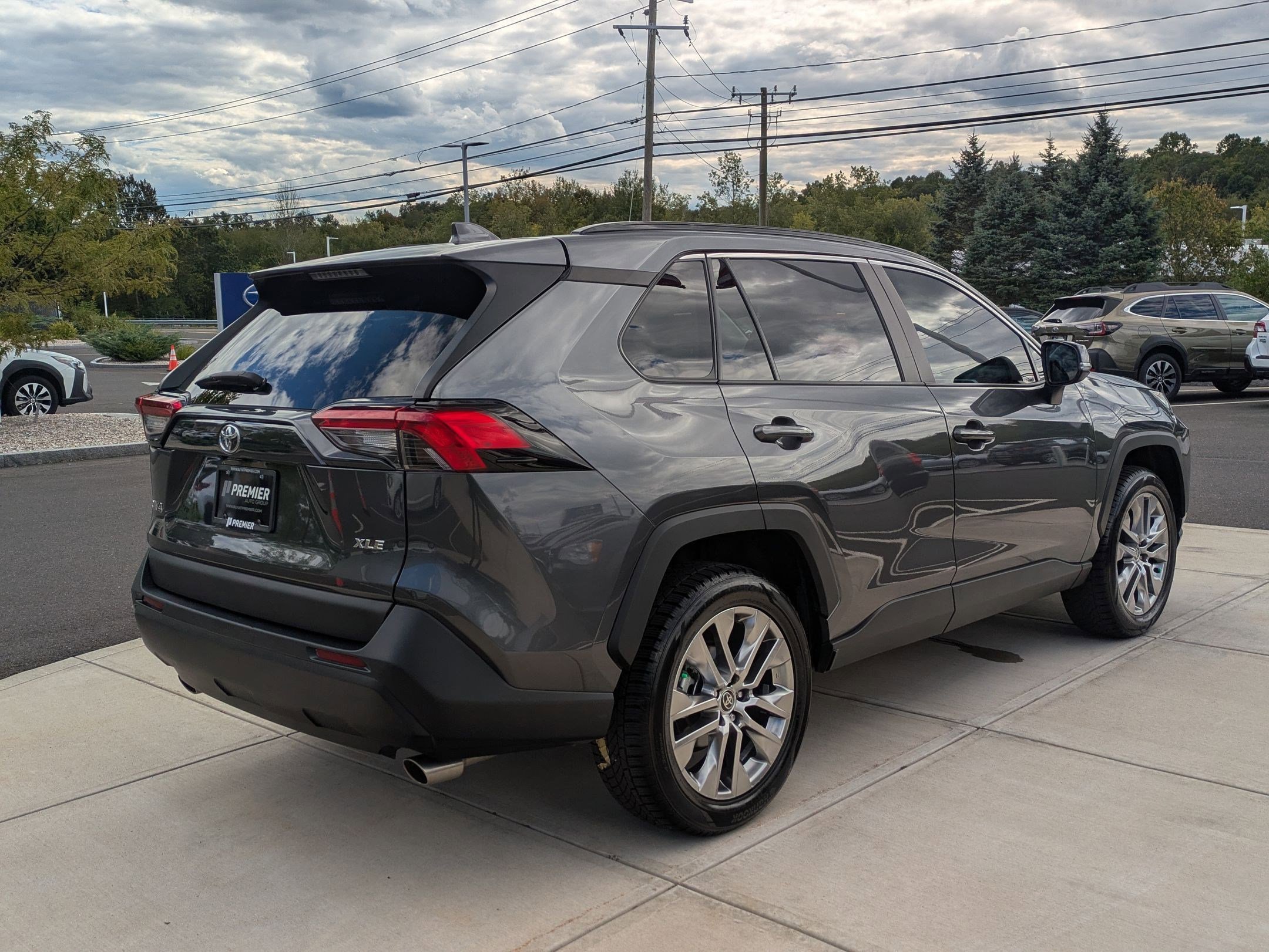 2021 Toyota RAV4 XLE Premium photo 3
