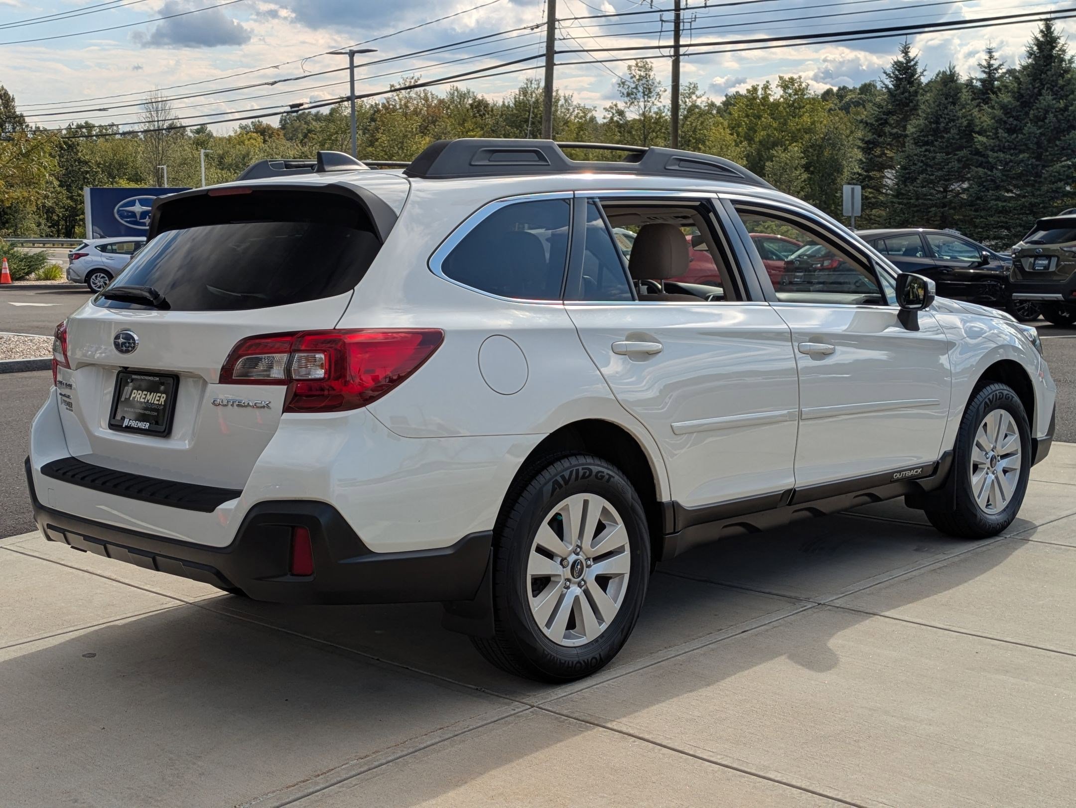 2019 Subaru Outback 2.5i Premium photo 2