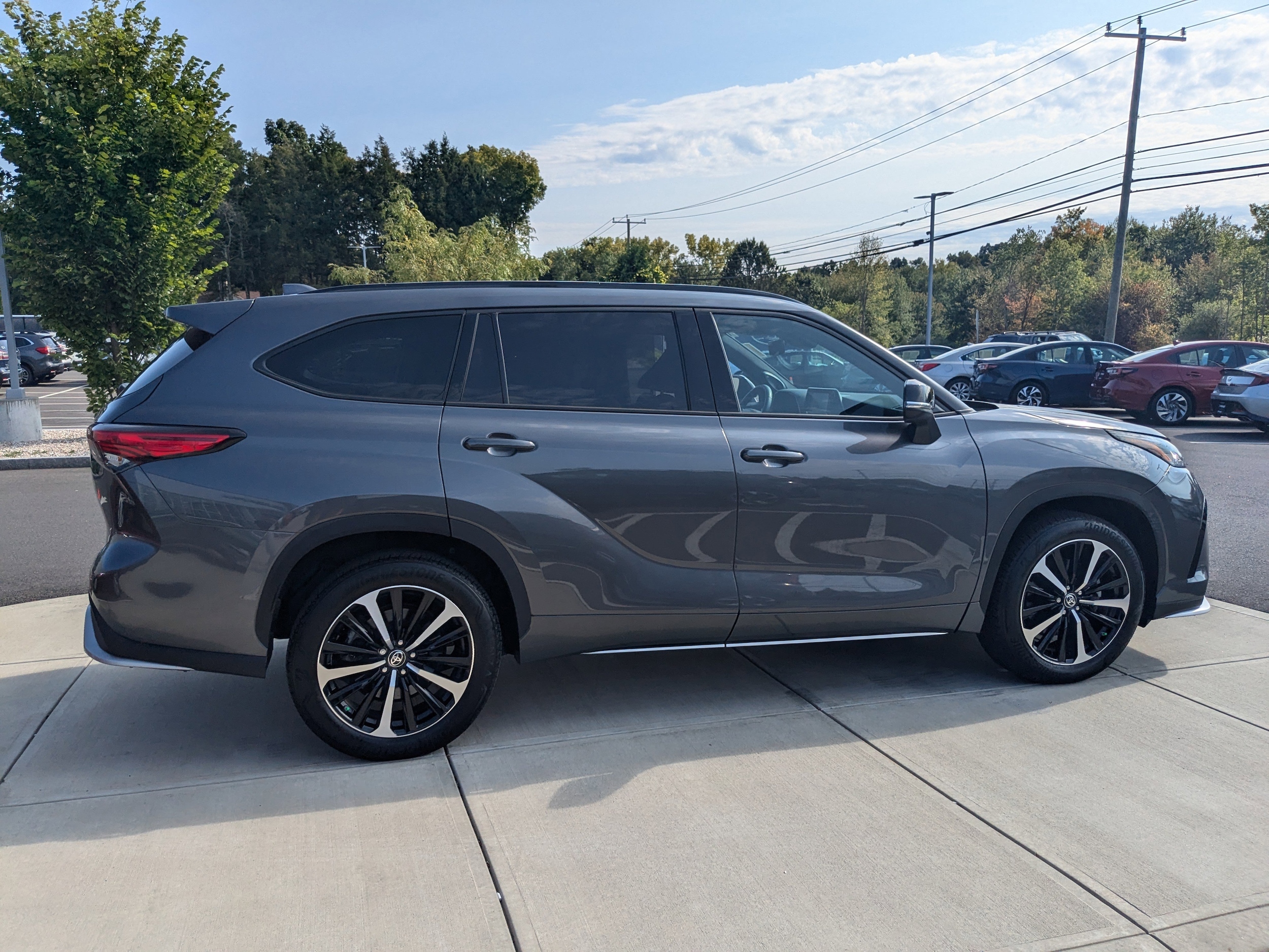 Used 2022 Toyota Highlander XSE with VIN 5TDJZRBH5NS173812 for sale in Middlebury, CT