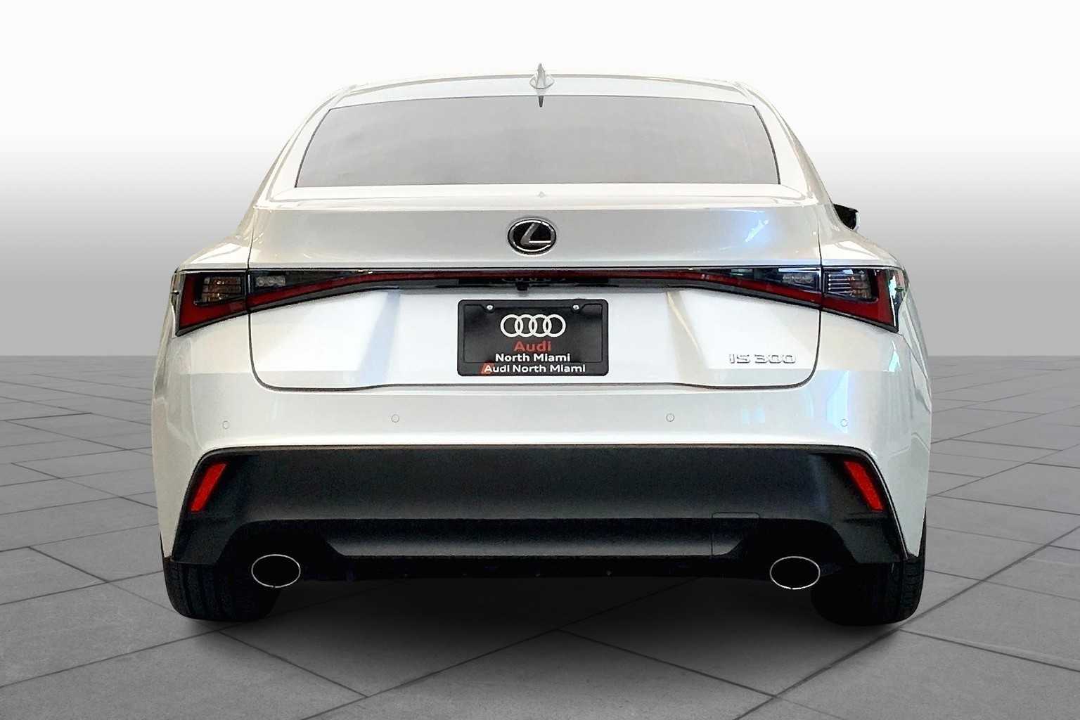2023 Lexus IS photo 4