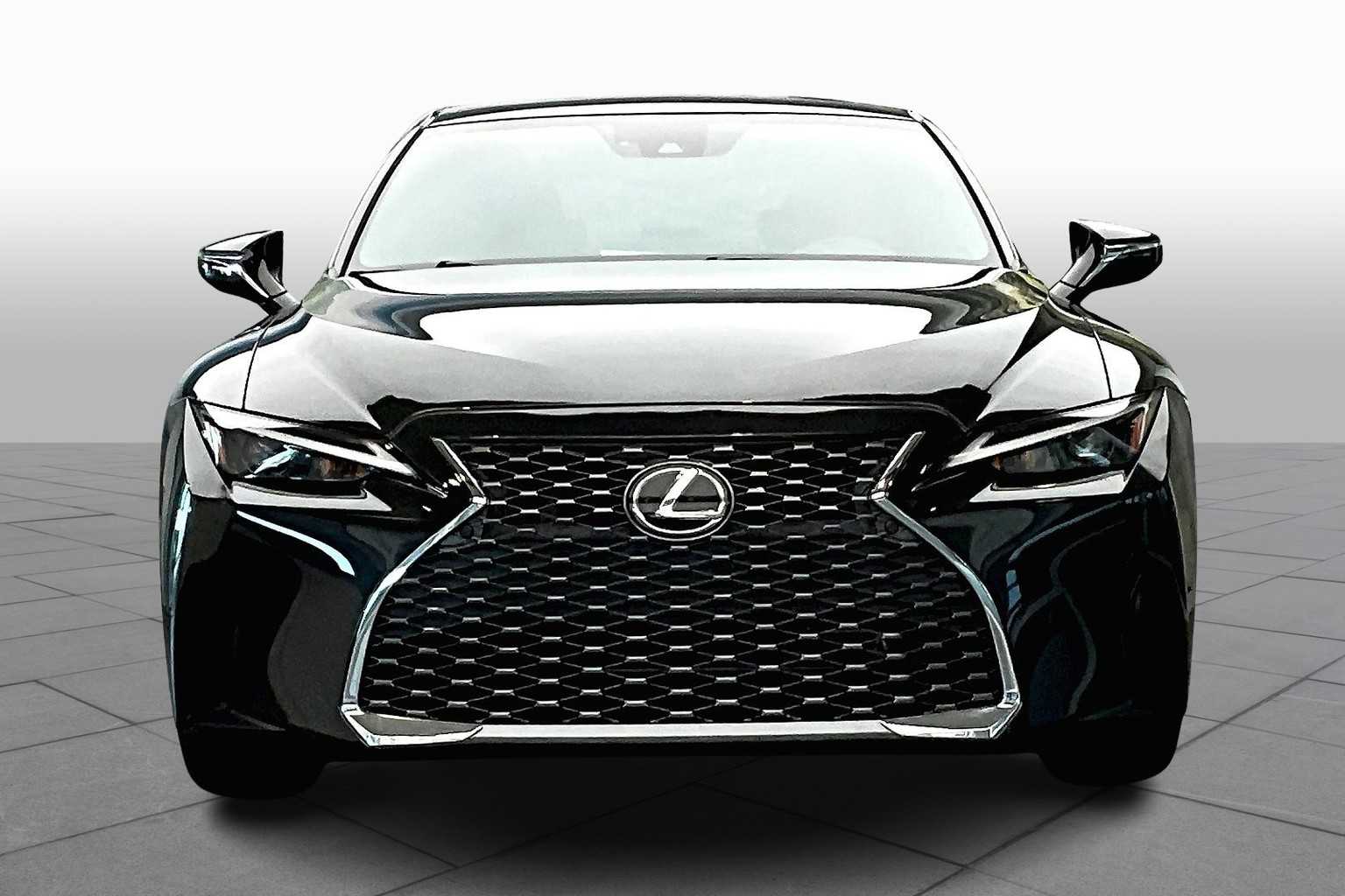 2022 Lexus IS photo 3