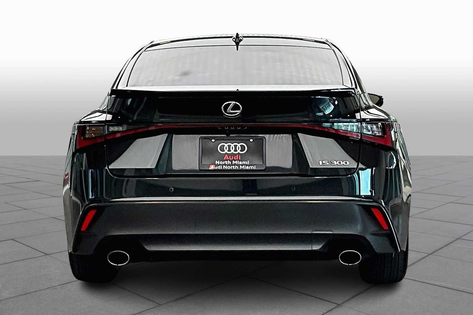 2022 Lexus IS photo 4