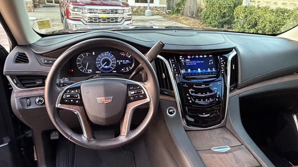 2020 Cadillac Escalade Luxury photo 3