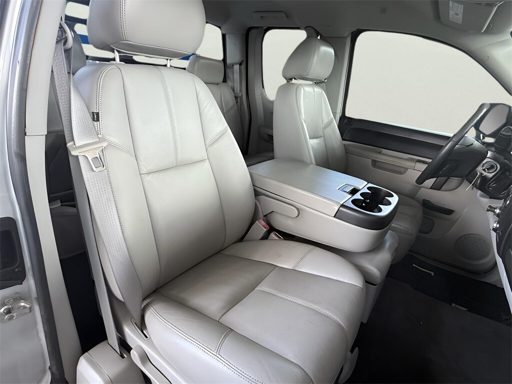 2011 Chevrolet Silverado 1500 LT photo 2