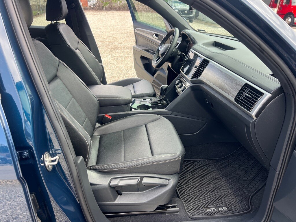 2022 Volkswagen Atlas Cross Sport V6 SE Technology photo 2