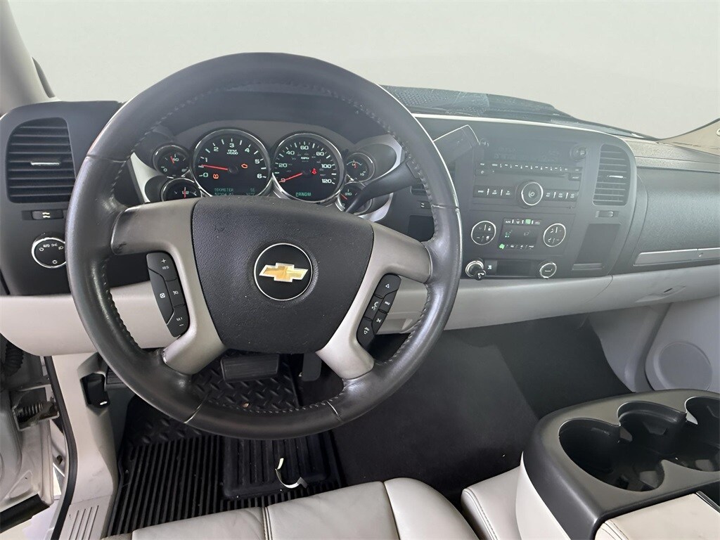 2011 Chevrolet Silverado 1500 LT photo 3