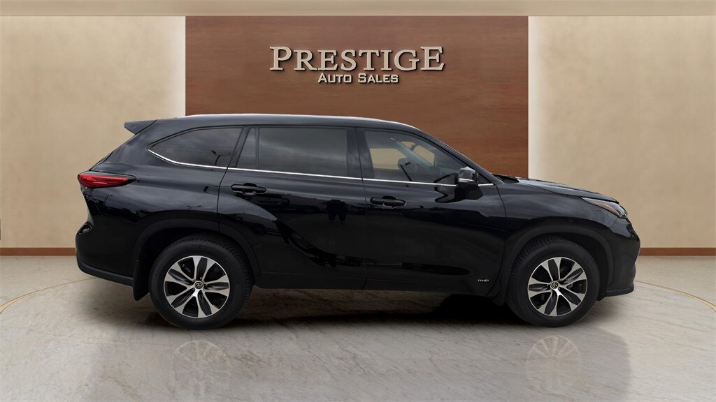 2022 Toyota Highlander Hybrid XLE photo 2