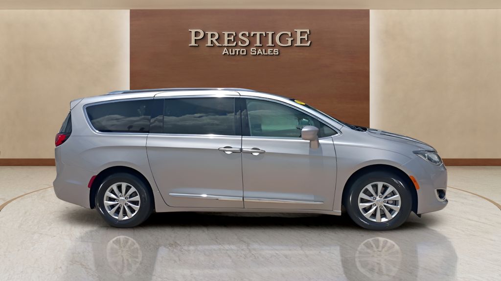 2018 Chrysler Pacifica Touring L's photo