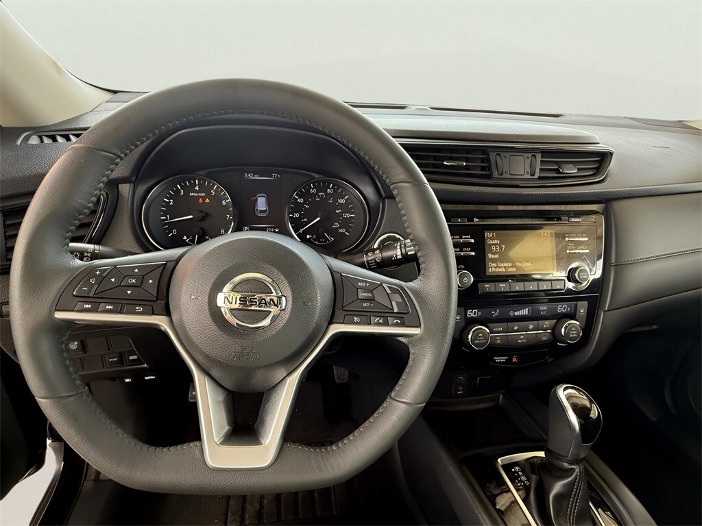 2017 Nissan Rogue SV photo 4