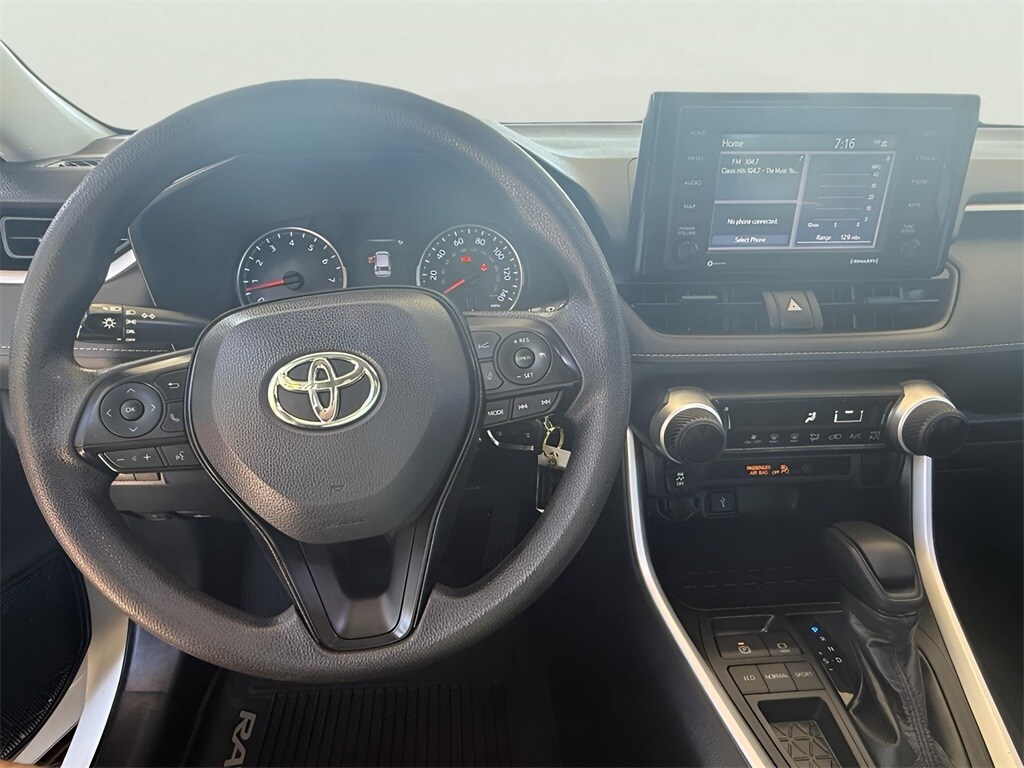 2020 Toyota RAV4 LE photo 2