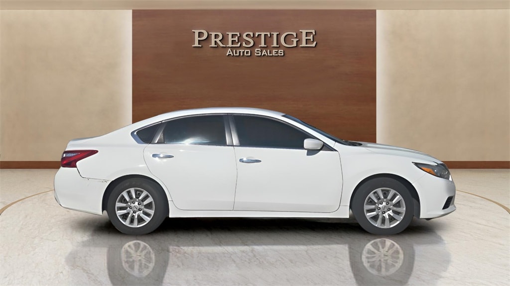 2017 Nissan Altima S's photo