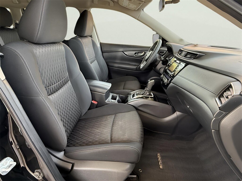 2017 Nissan Rogue SV photo 3