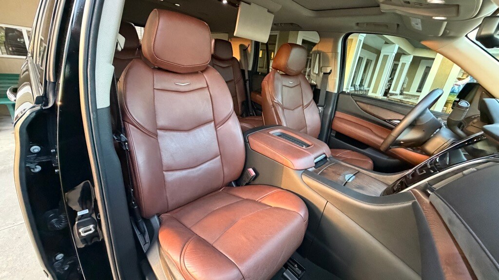 2020 Cadillac Escalade Luxury photo 2