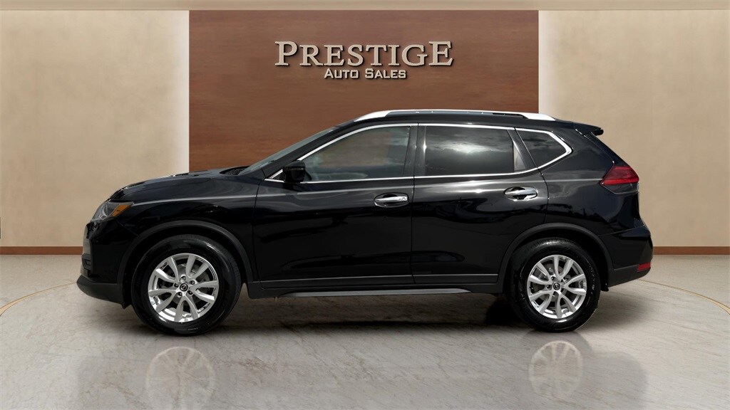 2017 Nissan Rogue SV photo 2