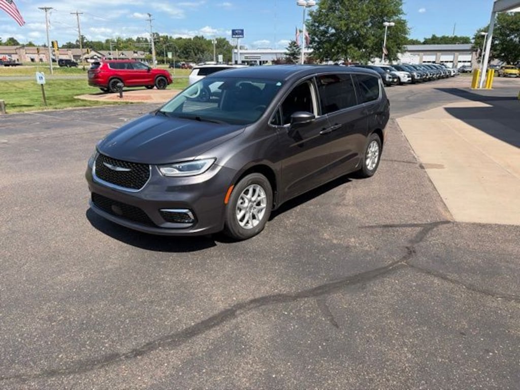 Used 2023 Chrysler Pacifica Touring L Van Passenger Van