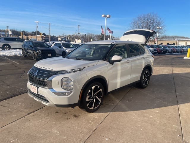 2024 Mitsubishi Outlander SE's photo