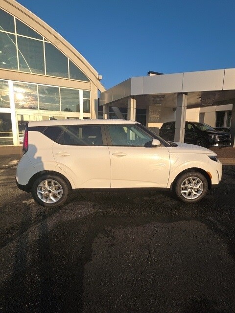 2025 Kia Soul LX photo 3