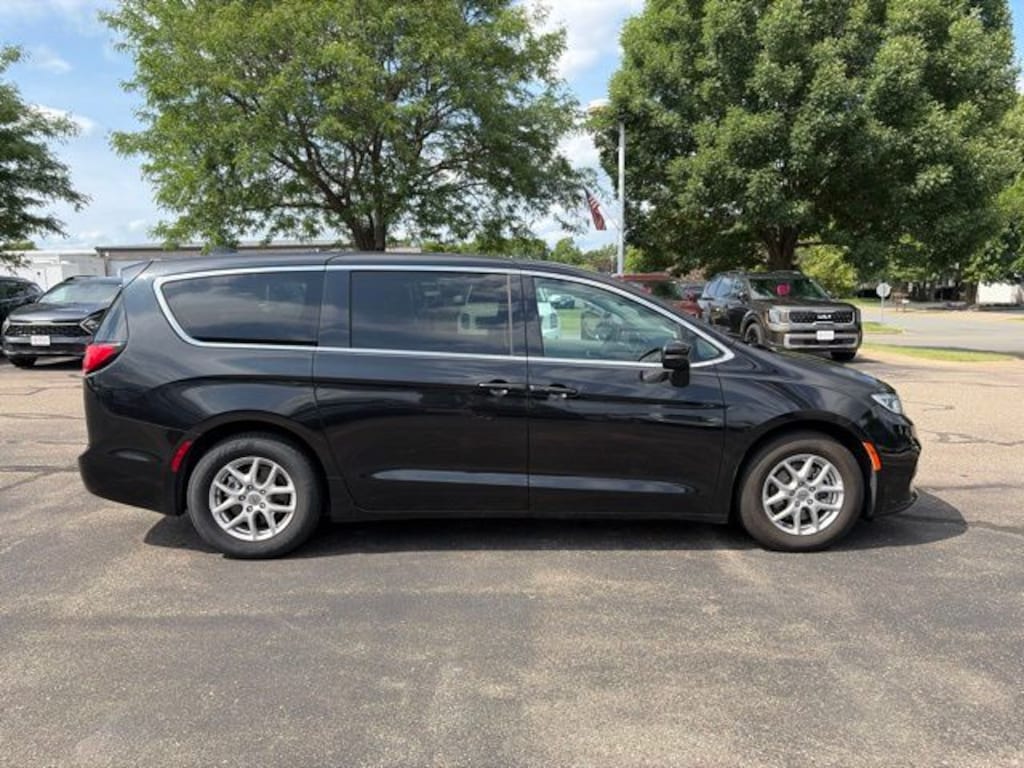 Used 2023 Chrysler Pacifica Touring L Van Passenger Van