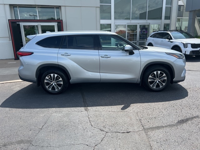 Used 2022 Toyota Highlander XLE with VIN 5TDGZRBH8NS573163 for sale in Eau Claire, WI