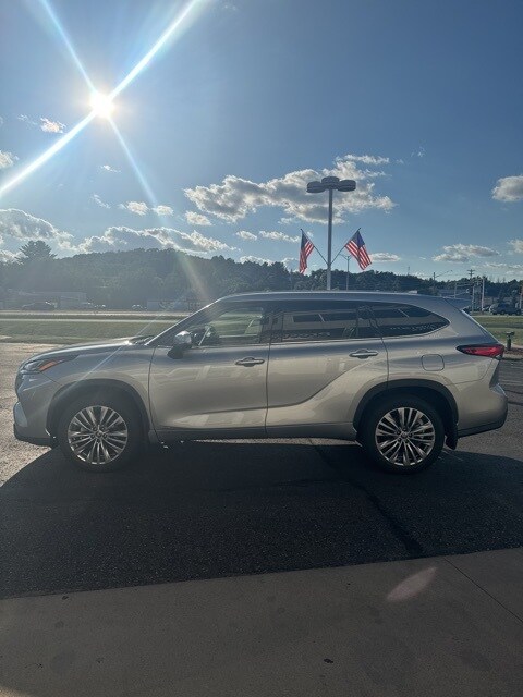 2023 Toyota Highlander Hybrid Platinum photo 2