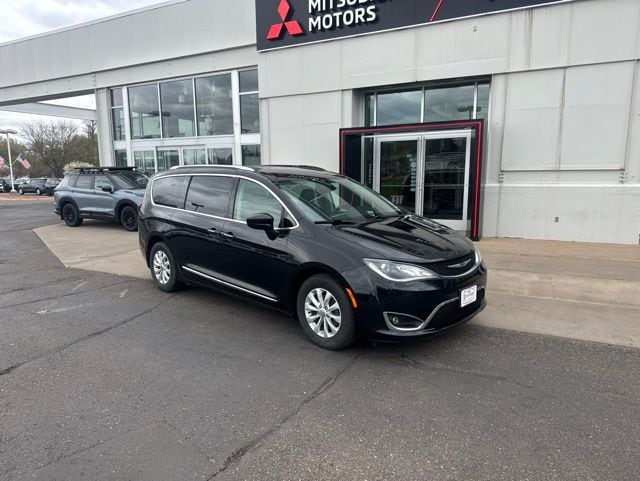 2019 Chrysler Pacifica Touring L's photo