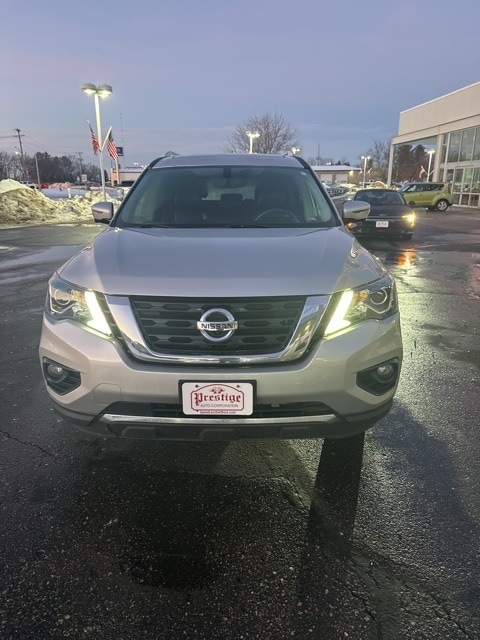 2017 Nissan Pathfinder Platinum's photo