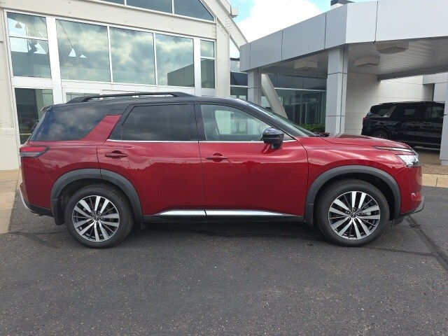 2022 Nissan Pathfinder Platinum photo 3