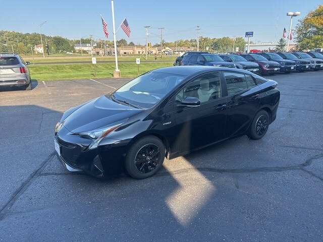 2017 Toyota Prius Four photo 2