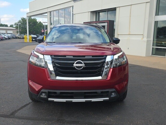 2022 Nissan Pathfinder Platinum photo 2