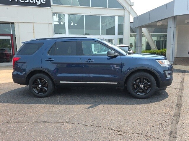 2017 Ford Explorer XLT photo 4